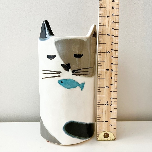 Charming Ceramic Cat Planter Vase - Stylish Scandinavian Vibe, 7-Inch Height - Picture 9 of 9